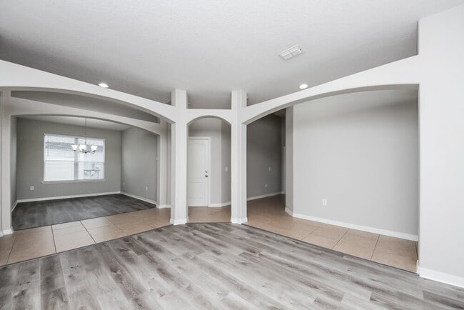 Building Photo - 2041 The Oaks Blvd