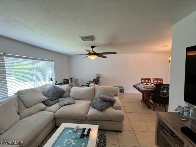 Building Photo - 858 Rose Way
