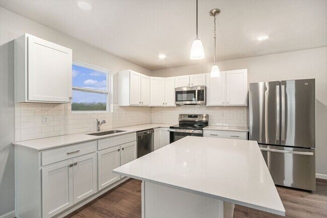 Foto del edificio - Special Offer: Get 50% off your first month’s rent when you apply by March 28th! Limited time onl...