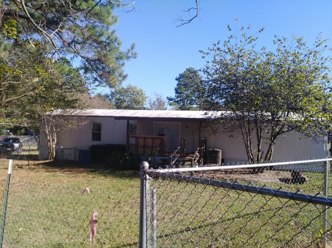 Building Photo - 20195 Meadowlark Dr