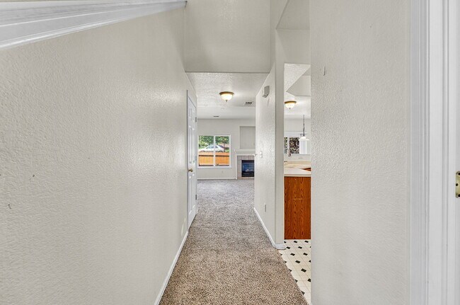 Foto del edificio - $1,995.00 - 2 Beds, 2.5 Bath, Condo in Tho...