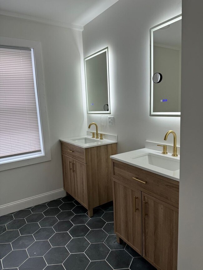 Foto del edificio - Beautifully Updated Two Bedroom Townhouse!
