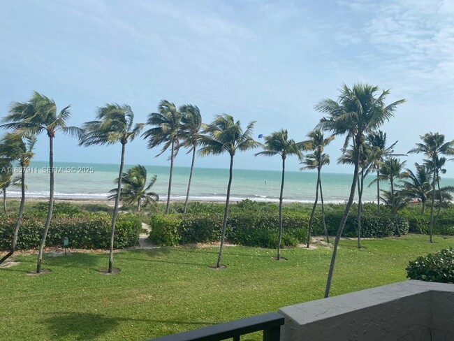 Foto del edificio - 201 Crandon Blvd