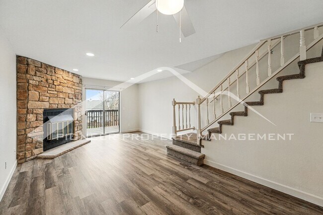 Building Photo - Spacious Condo with Washer/Dryer and Centr...