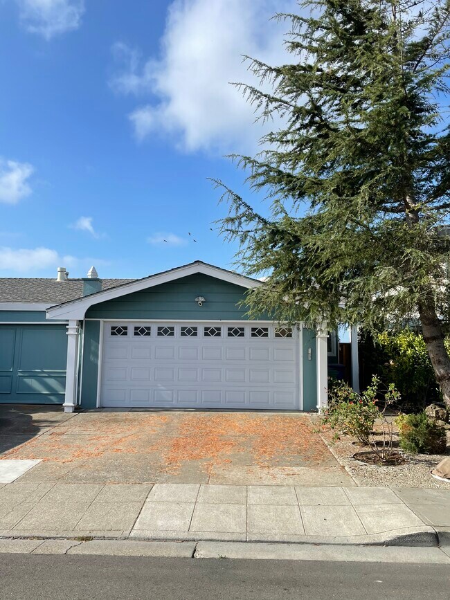 Building Photo - 2712 Bayview Dr