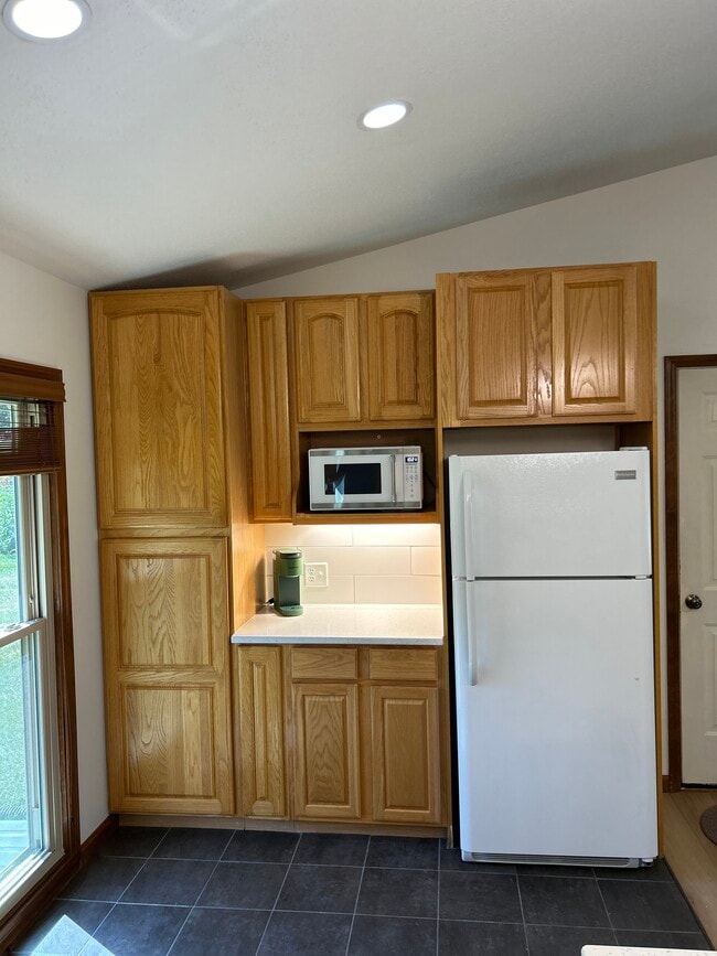 Building Photo - 6166 River Bluff Dr