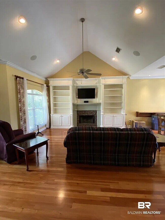 Foto del edificio - 106 Riveroaks Dr