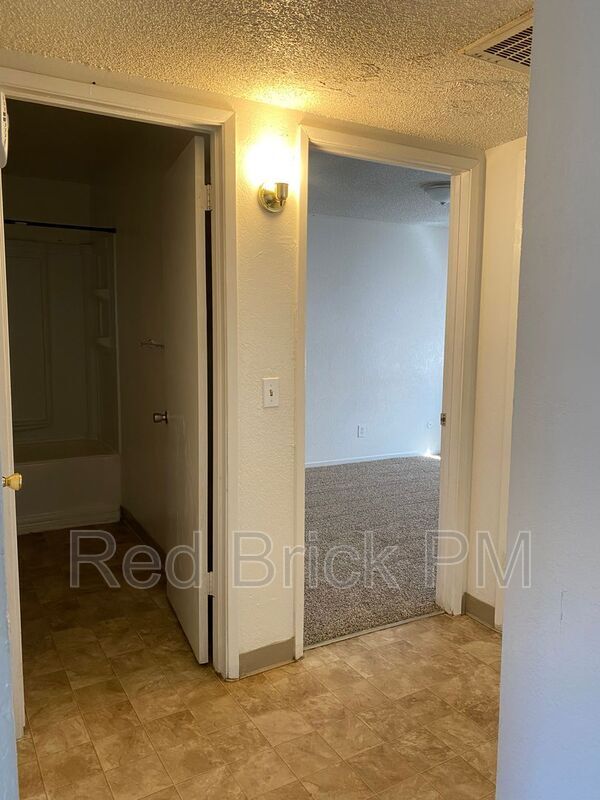 Building Photo - 133 Kings Ave