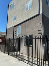 Building Photo - 447 W 74th St