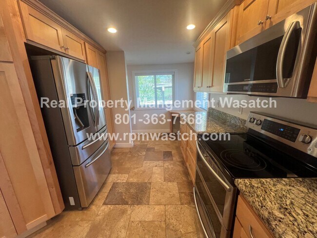 Foto del edificio - Look at This Beautiful 2 Bedroom 1 Bathroom Split Single Family home is Sugarhouse!!