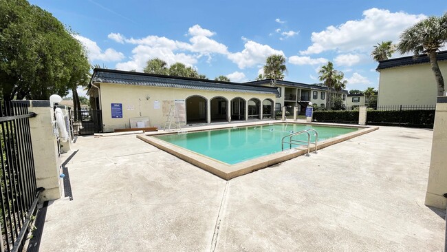 Foto del edificio - 5232 Curry Ford Rd