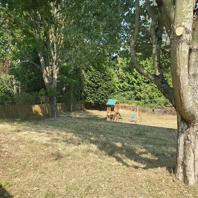 Foto del edificio - Spacious 4 Bedroom, 2 Bathroom Home with 2...
