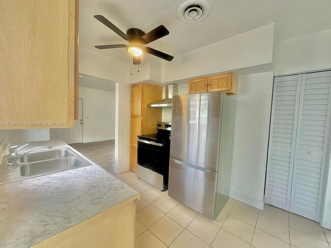 Foto del edificio - 580 NE 170th St