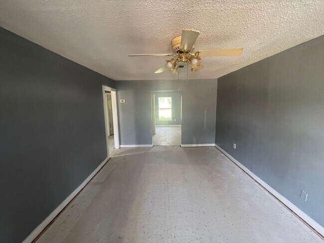 Foto del edificio - 3 bedroom, 1 bath