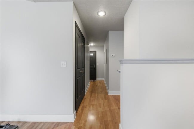 Building Photo - 3 Bedroom, 2 Bath, with 2 Car Garage Located on the Central Bench Rim