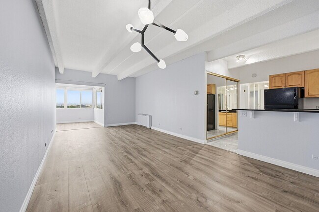 Foto del edificio - $1,095.95, 1 bed, 1 bath, located in Denver with a gorgeous sunroom