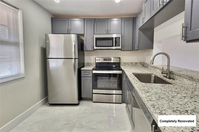 Building Photo - 8830 Royal Palm Blvd