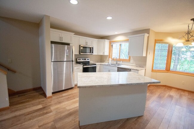 Building Photo - Bright Townhome with Fireplace & Nature Views