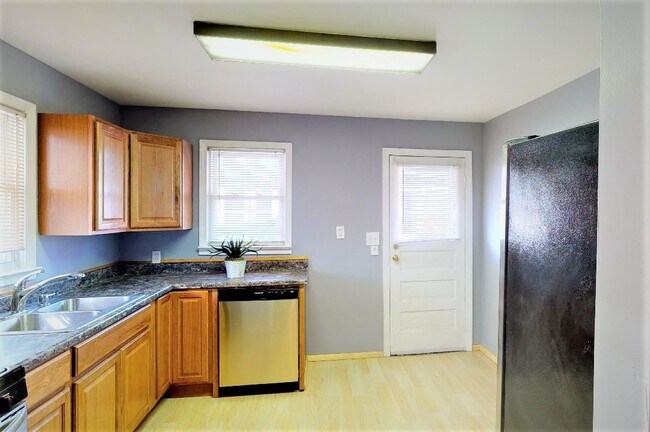 Building Photo - 1410 Pin Oak Dr