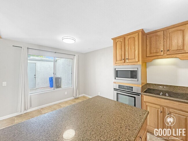 Foto del edificio - Spacious 3BD/2.5BA Two-Story Condo in Southwest Chula Vista with Kitchen Island, In-Unit Laundry ...