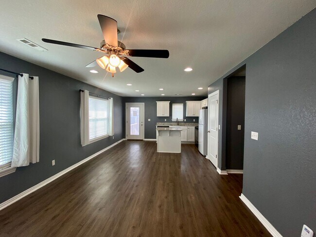 Foto del edificio - Lovely 3 Bedroom Home Ready NOW! Pets Welc...