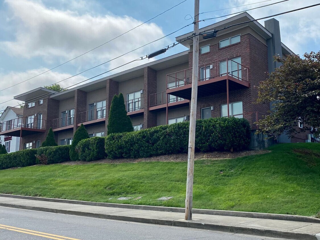 Primary Photo - Trendy Downtown Condo! 2 bedroom & 1.5 bath.