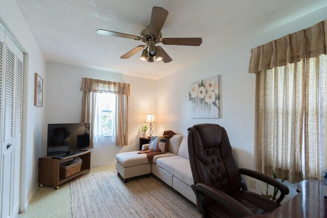 Foto del edificio - 971 Beechfern Ln