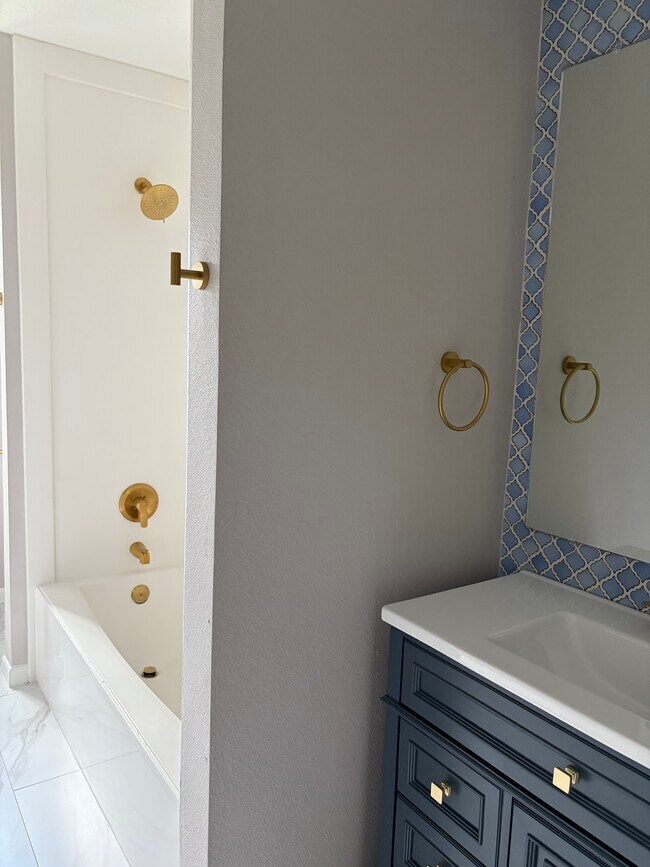 Baño de pasillo con bañera y ducha combinadas. - 415 N 33rd St