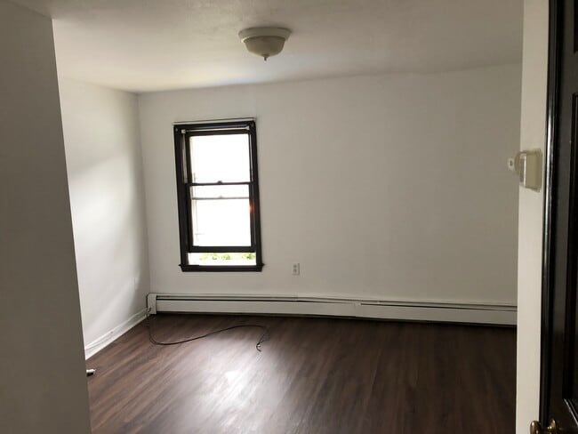 Building Photo - 11 Grandview Rd