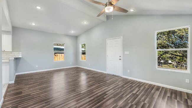 Foto del edificio - 474 Ridge Haven St