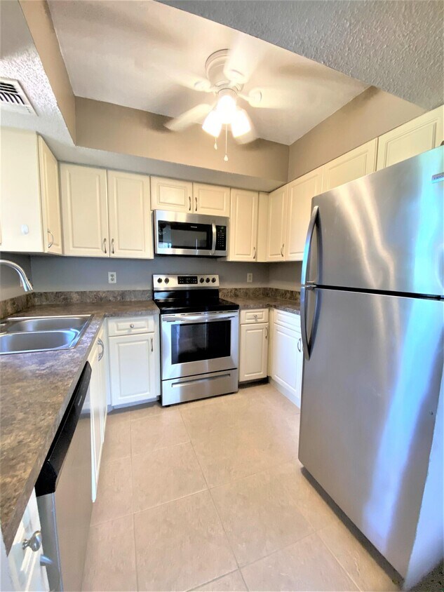 1556 SE Royal Green Cir Unit 104, Port Saint Lucie, FL 34952 Condo