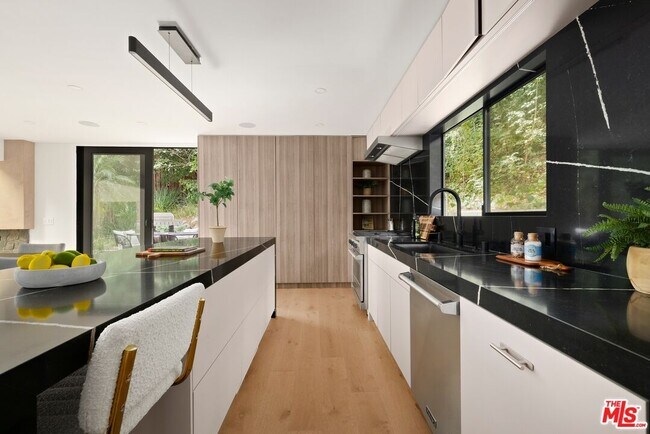Foto del edificio - 1561 Clear View Dr