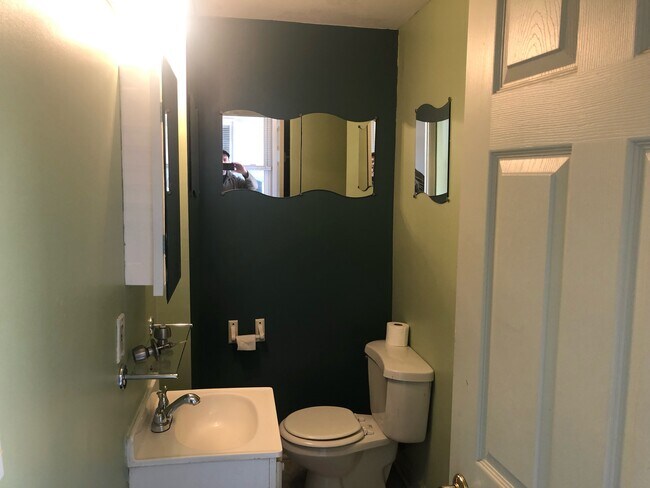 BAÑO COMPLETO N.° 2 - 1827 Wharton St