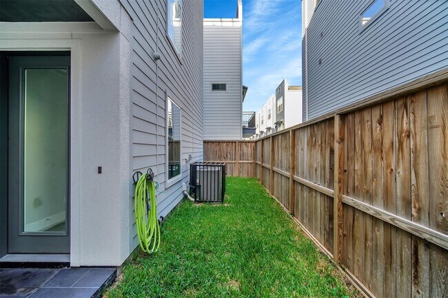 Foto del edificio - 2623 Hutchins St