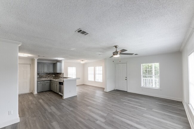 Building Photo - 151 Varsity Dr