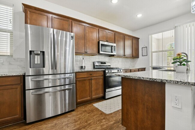 Building Photo - 1350 W Javelina Dr