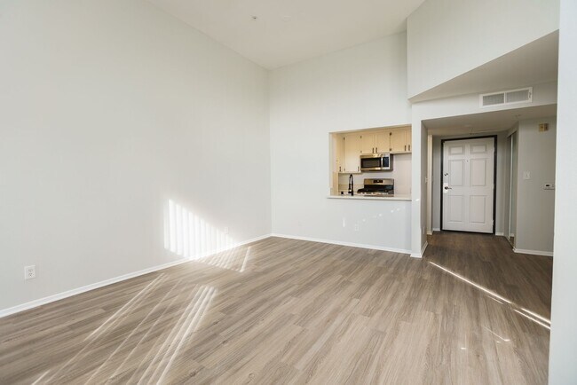Interior Photo - 315 South Virgil Ave