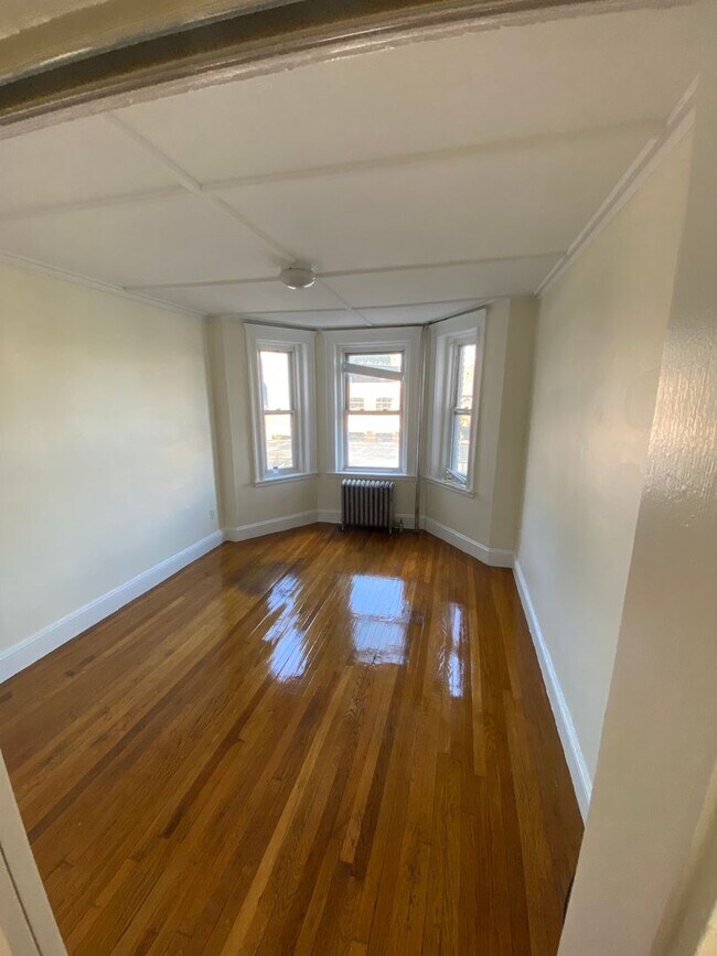 Building Photo - 9/1 No Fee! Split-style 2BR near Kenmore, ...