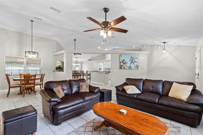 Foto del edificio - 61 Farmsworth Dr