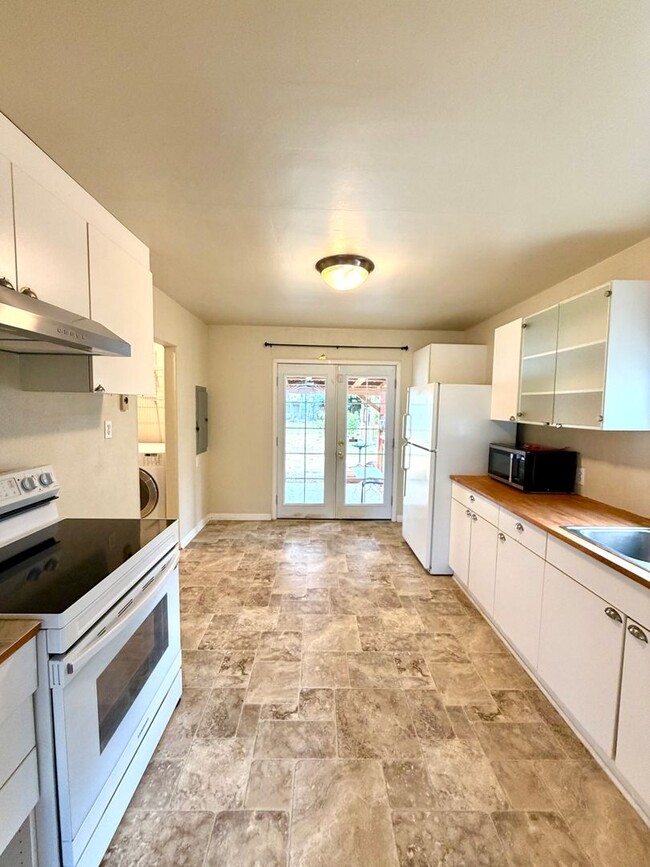 Building Photo - Cute 2 Bedroom in Tacoma