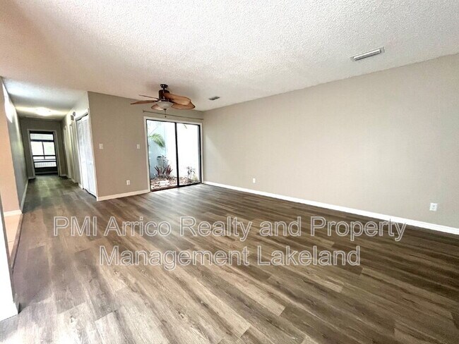 Foto del edificio - 6576 Sweetbriar Ln