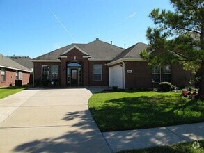 Building Photo - 2614 W Lake Dr