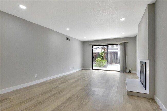 Building Photo - 301 Chesapeake Ave