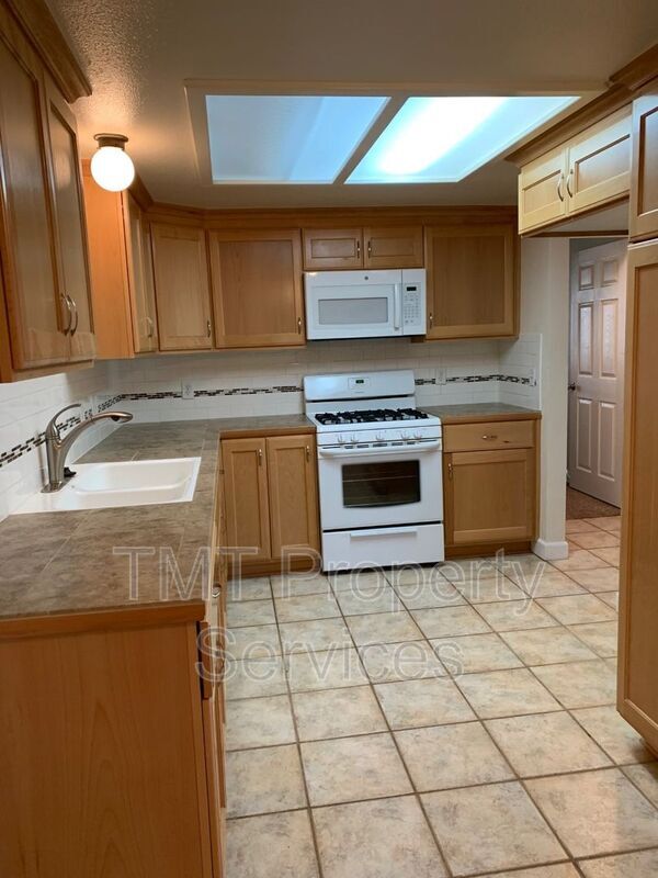 Foto del edificio - 7464 Santa Ysabel Ave