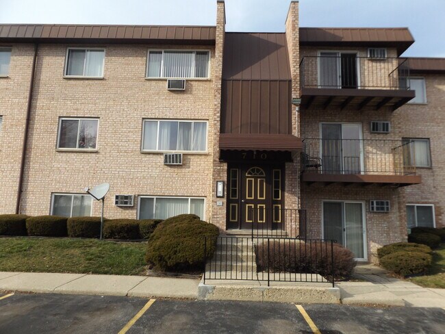 Building Photo - 710 W Huntington Commons Rd