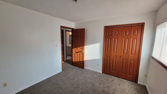 Dormitorio delantero con vista al pasillo y al baño. - 6644 Provincial Dr