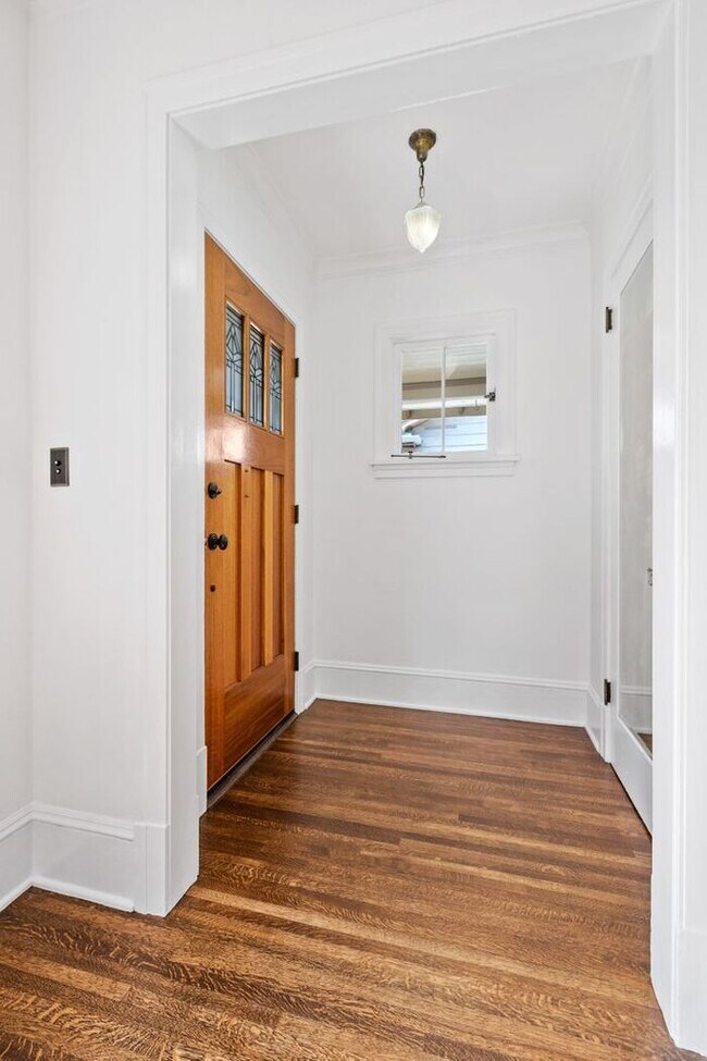 Building Photo - Quintessential Craftsman in Coveted Mt. Baker