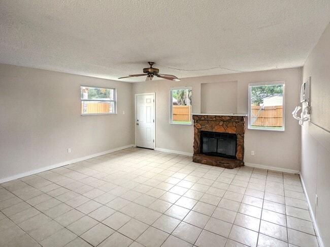 Building Photo - LOCATION, LOCATION, LOCATION w/ INCREDIBLE YARD!