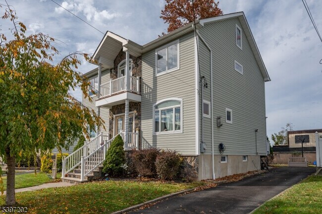 Foto del edificio - 27 Evergreen Ave