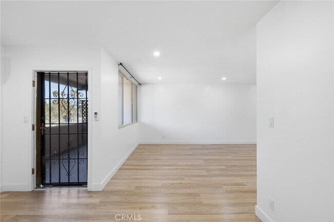 Foto del edificio - 17000 Burbank Blvd